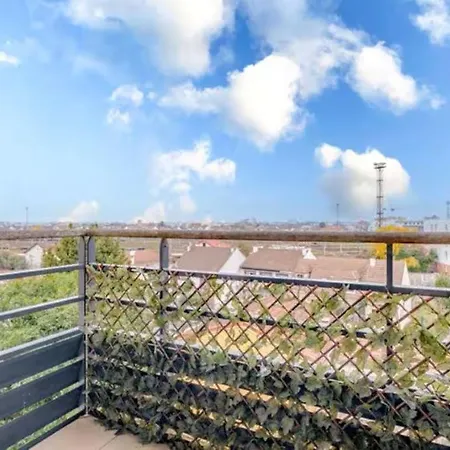 Appartement La Tete Dans Les Nuages Proche Paris, Cdg Drancy